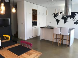 Kuchyňa alebo kuchynka v ubytovaní Apartament "WARSZAWA"