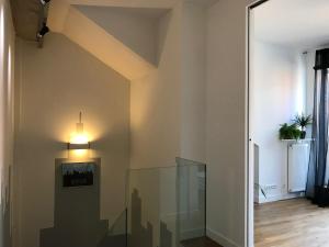 Televízia a/alebo spoločenská miestnosť v ubytovaní Apartament "WARSZAWA"