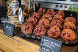 un'esposizione di muffin e altri dolci in una panetteria di Hotel Draganic a Draganići