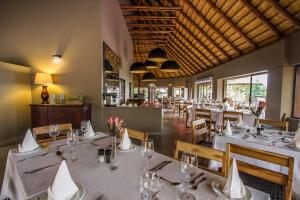 Restaurant ou autre lieu de restauration dans l'établissement Mpeti Lodge