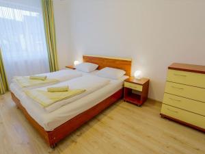 ミエンジズドロイェにあるComfortable Apartment in Miedzyzdroje near Beachのベッドルーム1室(ベッド1台、タオル2枚付)