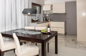 a kitchen and dining room with a table and chairs at Apartamenty Centrum- Kochanowskiego -dawniej two-bedroom Apartment in Zielona Góra