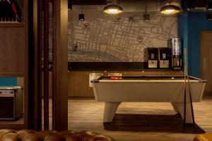 ein Billardtisch in einem Raum mit einer Karte in der Unterkunft ibis Styles Glasgow Central in Glasgow + 122 Fotos
