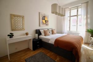 Een bed of bedden in een kamer bij NEW DESIGN & STYLE Apartment Old Town XXL