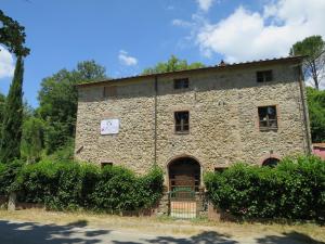 - un vieux bâtiment en pierre avec un panneau dans l'établissement Gabellino Di Sotto, à Boccheggiano