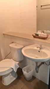 La salle de bains est pourvue de toilettes et d'un lavabo. dans l'établissement K2 Living Hotel, à Uttaradit