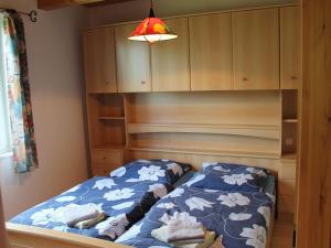 1 dormitorio con cama y sofá cama en Appealing holiday home in Ciggiano with private pool, en Boddin