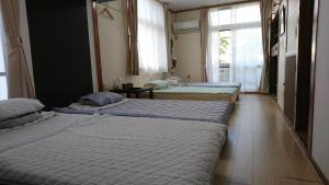 糸满民宿 ＯＢ（guest house OB）的房间里有三张床