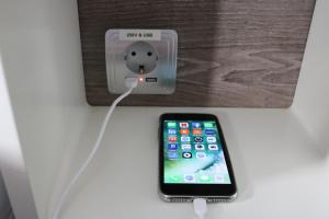 iphone podłączony do wtyczki w gniazdku w obiekcie Hostal Abril Madrid w Madrycie +37 zdjęć
