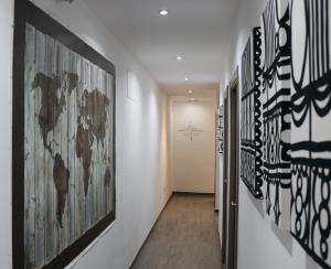 przedpokój ze sztuką na ścianach w obiekcie Hostal Abril Madrid w Madrycie