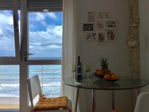 una sala da pranzo con tavolo e vista sull'oceano di El Mirador de Ana 4A a Las Palmas de Gran Canaria
