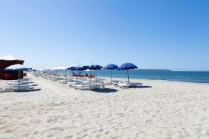 アルボレーアにあるHotel Fortezzaの海の景色を望むビーチ(椅子、パラソル付)