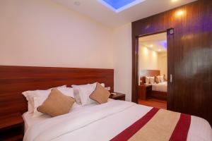 Letto o letti in una camera di Aryatara Kathmandu Hotel