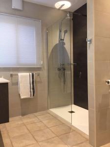 prysznic ze szklanymi drzwiami w łazience w obiekcie Bungalow La Datura w mieście El Paso