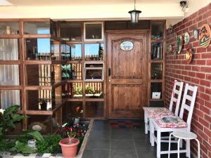 a patio with a wooden door and a table at Hostal Napoli in Valparaíso