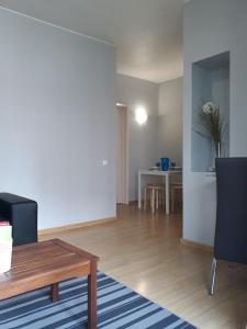 uma sala de estar com uma mesa e uma sala de jantar em Apartamentos América - Blue Sea II no Funchal