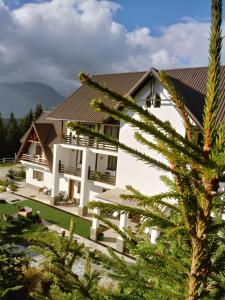 a view of the house from the garden at Cetina in Ranca
