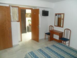 Televízia a/alebo spoločenská miestnosť v ubytovaní Hostal Centro Sol