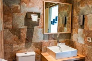 Baðherbergi á Hôtel Spa Mendi Alde