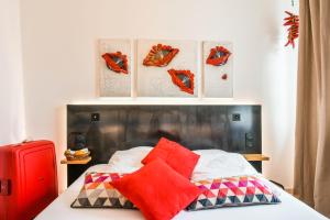 Rúm í herbergi á Hôtel Spa Mendi Alde