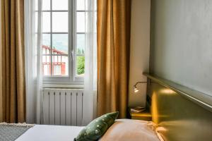 Rúm í herbergi á Hôtel Spa Mendi Alde
