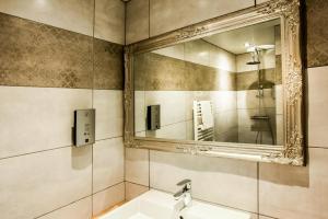 Baðherbergi á Hôtel Spa Mendi Alde