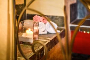Rúm í herbergi á Hôtel Spa Mendi Alde