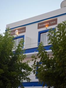 um edifício com árvores em frente em Solar do Alentejo em Cercal