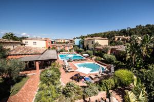 einen Luftblick auf ein Resort mit einem Pool in der Unterkunft Borgo Degli Ulivi in Àrbatax
