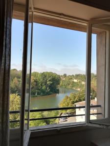 ガイヤックにあるLacourtadeの窓から川の景色を望む客室です。