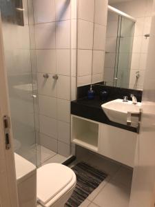 un bagno con wc, lavandino e doccia di Manhattan Beach Riviera ad Aquiraz