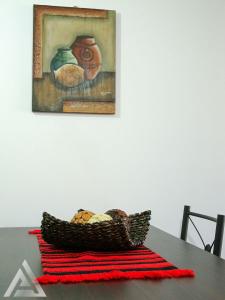 una cesta de comida sentada en una mesa junto a una pintura en AndesApart en Salta