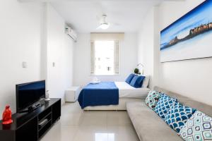 Habitación blanca con cama y sofá en Moderno Studio a 400m da Praia | SL 363/214, en Río de Janeiro