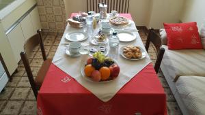 un tavolo con un piatto di frutta sopra di Bed and Breakfast Groane a Cogliate