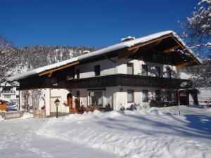 un bâtiment recouvert de neige avec un toit recouvert de neige dans l'établissement Gästehaus Christl, à Radstadt
