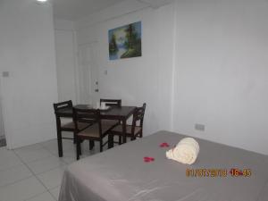 una camera con tavolo e letto e tavolo e sedie di Caribbean Dream Vacation Property CD4 a Gros Islet Altre 11 foto