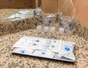 a counter with bags of toilet paper and wine glasses at Hotel San Antonio in Albacete