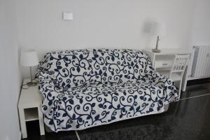 ein Schlafzimmer mit einem Stuhl mit einem schwarz-weißen Muster in der Unterkunft Il Nido di Quarto con park auto macchine PICCOLE segmento B in Genua