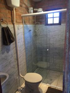 W łazience znajduje się prysznic, toaleta i umywalka. w obiekcie Chalé Ibiti w mieście Conceição da Ibitipoca