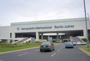 duży budynek z samochodami jadącymi autostradą w obiekcie izZzleep Aeropuerto Terminal 2 w mieście Meksyk