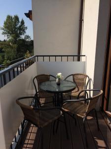 - balkon ze stołem i krzesłami w obiekcie Apartament Fibra Cortado w Rybniku