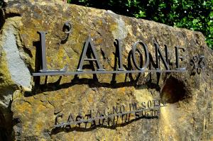 ein Schild für ein Haus auf einem Felsen in der Unterkunft Casa Vacanze "L'Aione" in Gambassi Terme