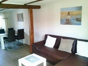 een woonkamer met een bank en een tafel bij Ferienwohnung Schreiberstraße in Wernigerode