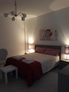 a bedroom with a bed and two lamps and two tables at Belvedere in Policoro