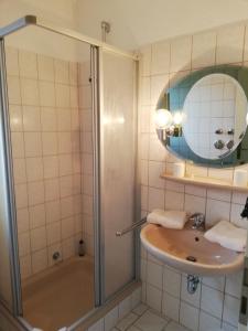 uma casa de banho com um chuveiro e um lavatório. em Haus Royal em Bad Wildungen