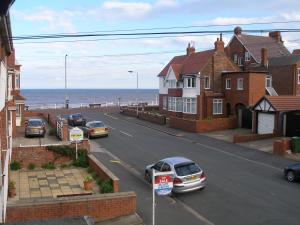 uma rua com carros estacionados na berma da estrada em Summerfield Guest House em Bridlington