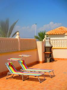 duas cadeiras de praia sentadas num telhado em Arenales del Sol em Arenales del Sol