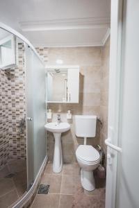 La salle de bains est pourvue de toilettes et d'un lavabo. dans l'établissement Axios Apartment, à Gevgelija