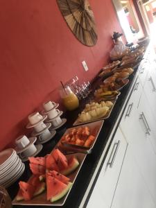 una línea de buffet con un montón de diferentes tipos de comida en Pousada Ilha do Desejo en Olivença