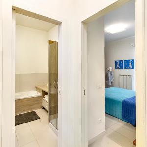 モノーポリにあるCasetta sul mare Bのベッドルーム1室(ベッド1台付)、バスルーム(シャワー付)が備わります。